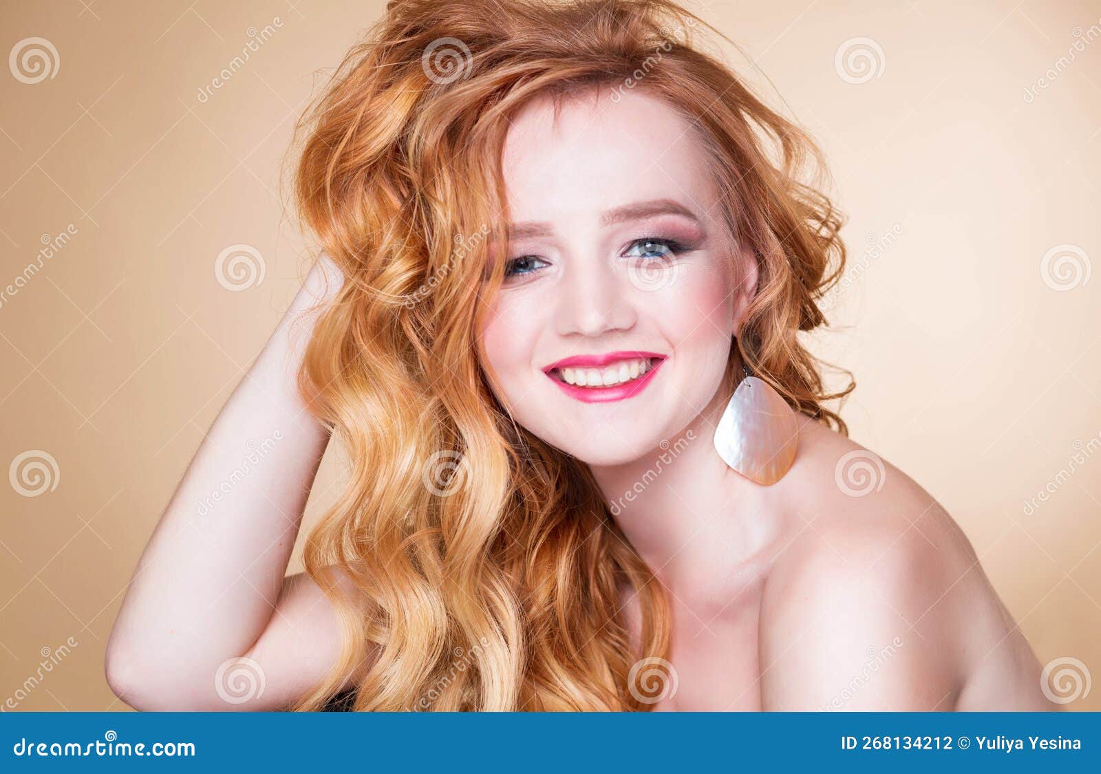 Smiling blonde girl with wavy hair waving hello - wide 3