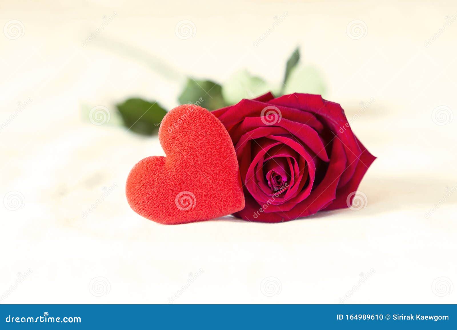 Featured image of post Romantic Love Heart Beautiful Rose - Three roses for a declaration of love.