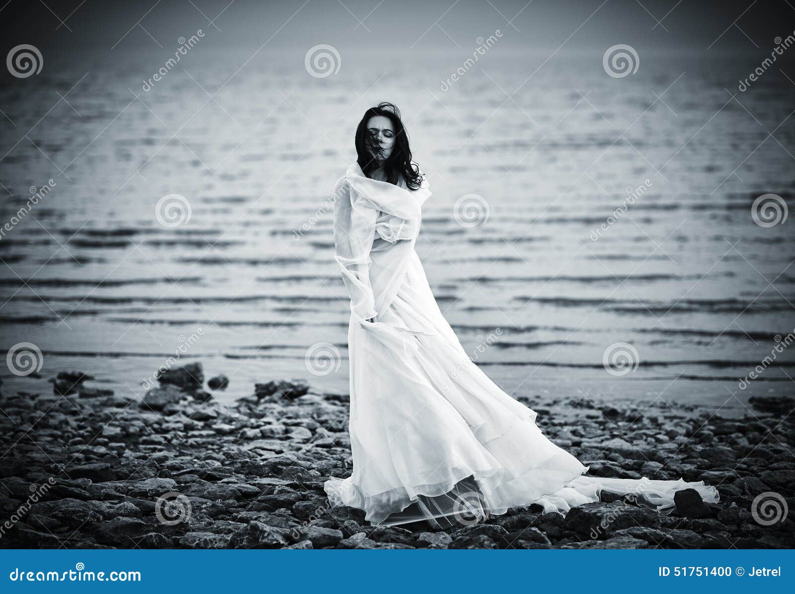 Она танцует в белом платье смотрит тайно. Девушка в белом платье. Грустная девушка в белом платье. Фотосессия на побережье в белом платье. Женщина в белом платье Сток.