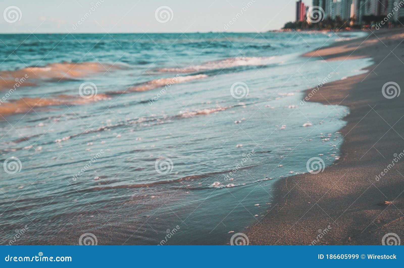 beautiful scenery of the sea waves splashing on the beach in ondas