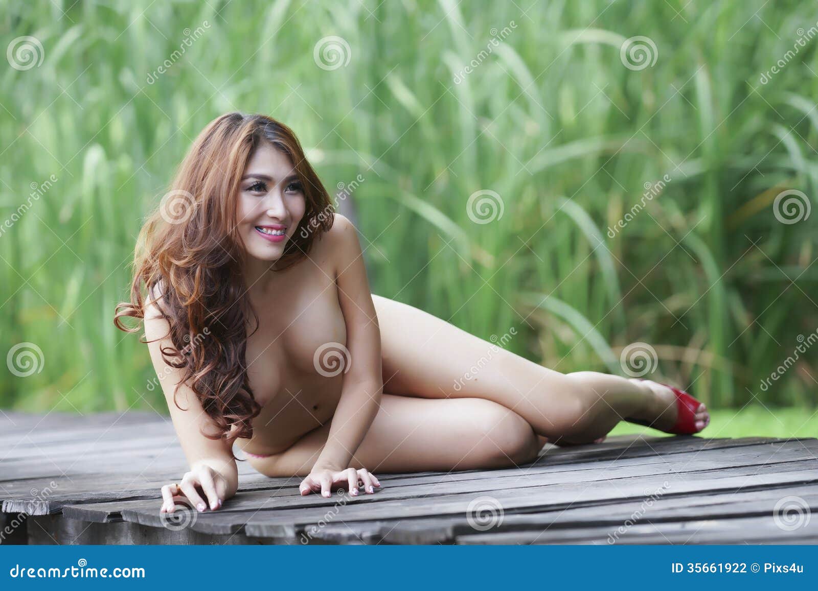 Some Chick Posing For Naughty Homemade Asian Nudes