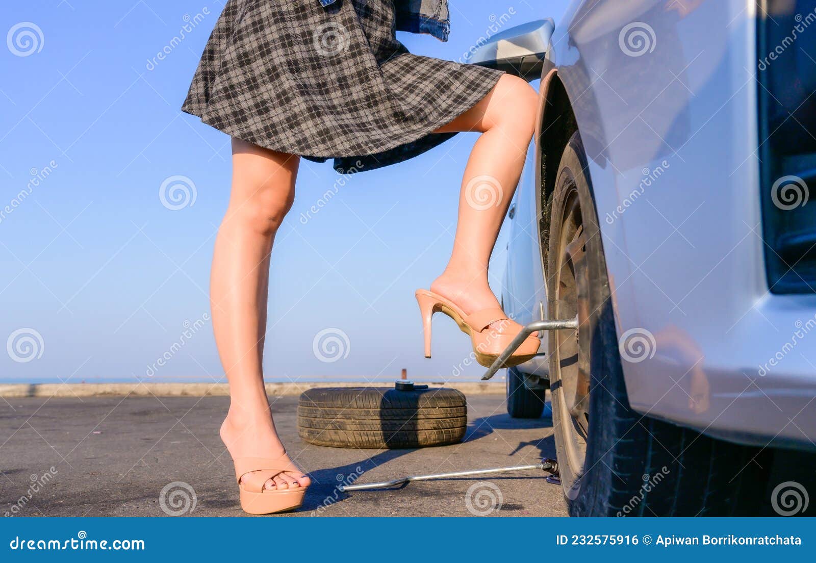 Wench on streets crossing her sexy legs while sitting