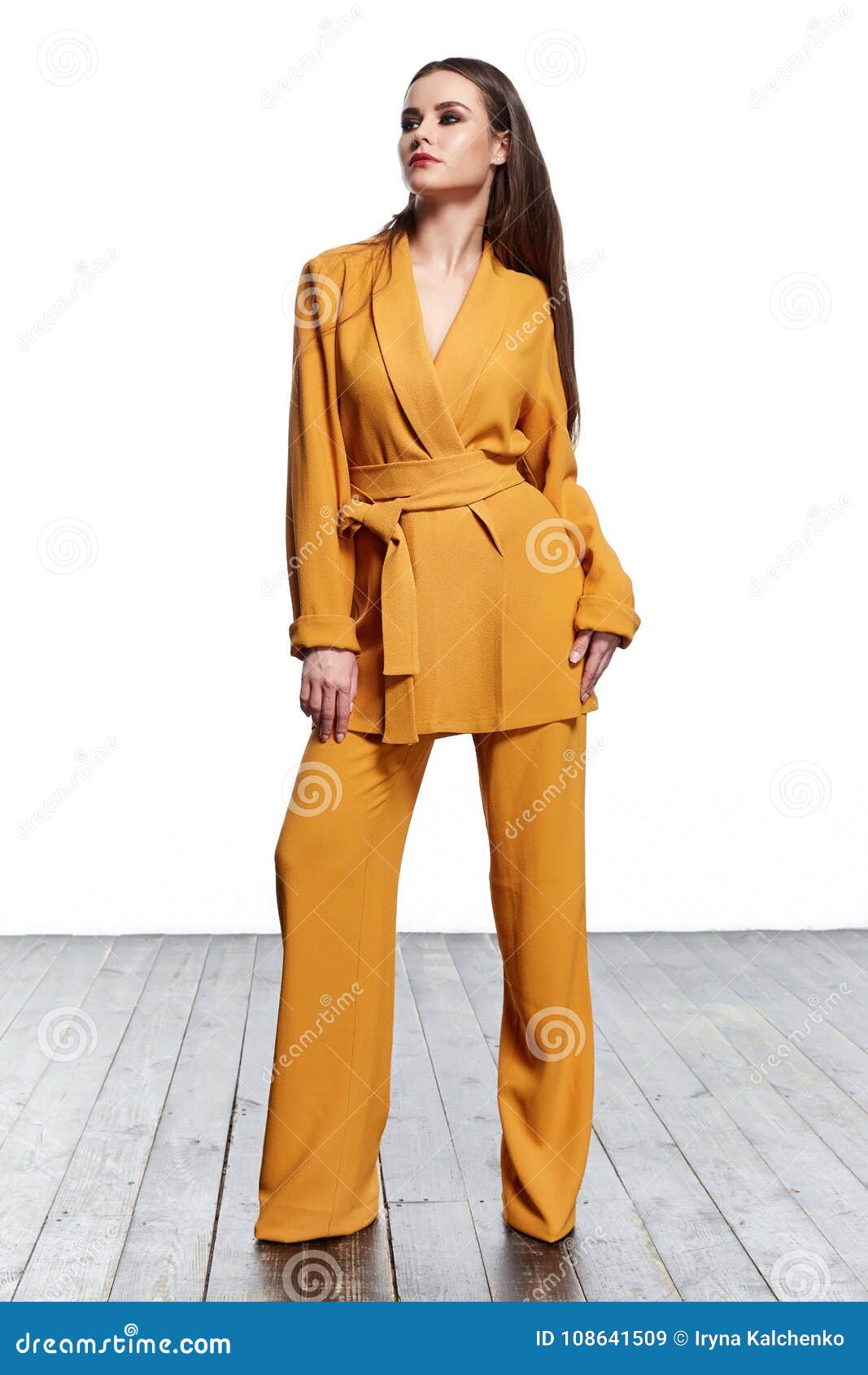 How to style a yellow suit - VERSICOLOR CLOSET