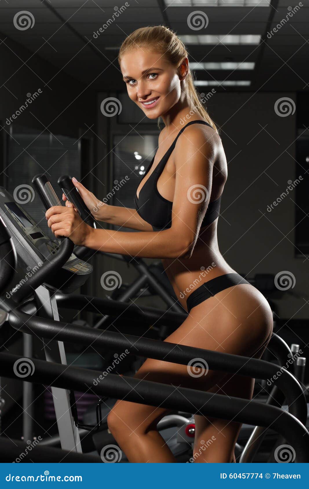 Sexy Fitness Femme. Belle Athlète En Gym Photo stock - Image du