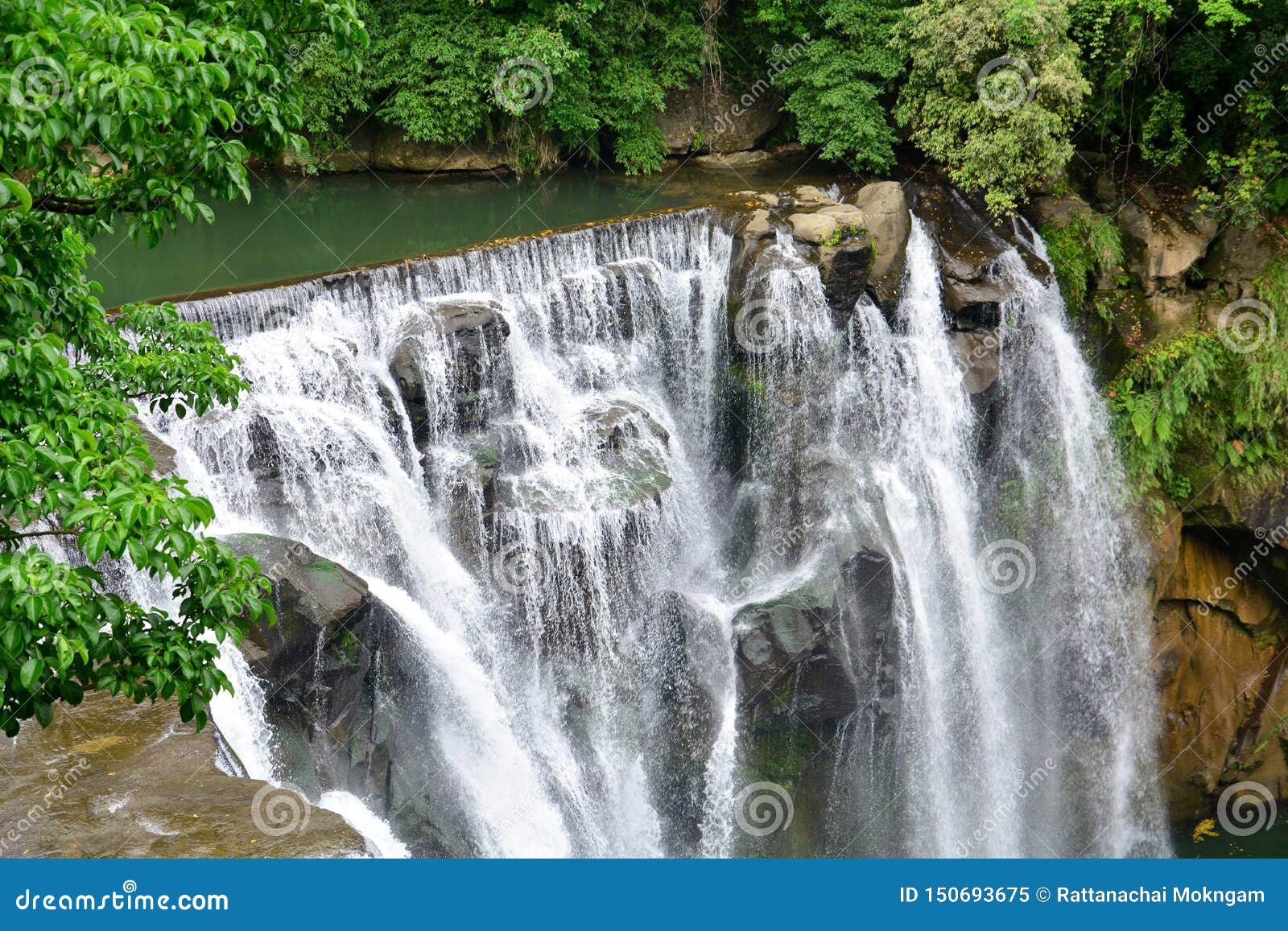 Beautiful Shifen Waterfall Scenery From Above Shifen Waterfall Is A River Source Of Keelung River Pingxi District Taipei Stock Image Image Of Green Cascade