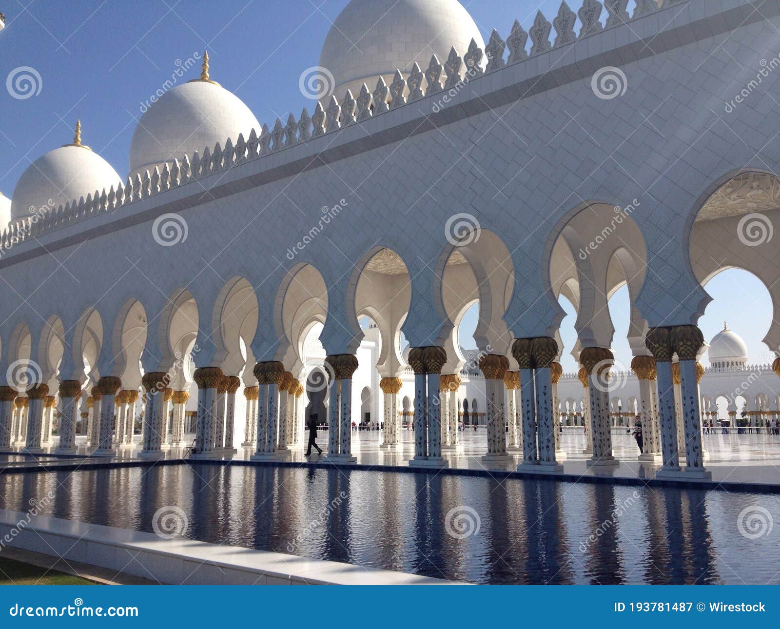 beautiful shot of the sheikh zayed mosque in abu dabi, united arabe emirates