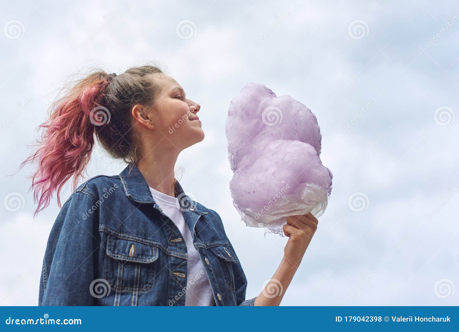 Beautiful Smiling Teenage Girl with Pink Hair, Hairstyle Holding Candy  Floss Stock Photo - Image of park, person: 179042398