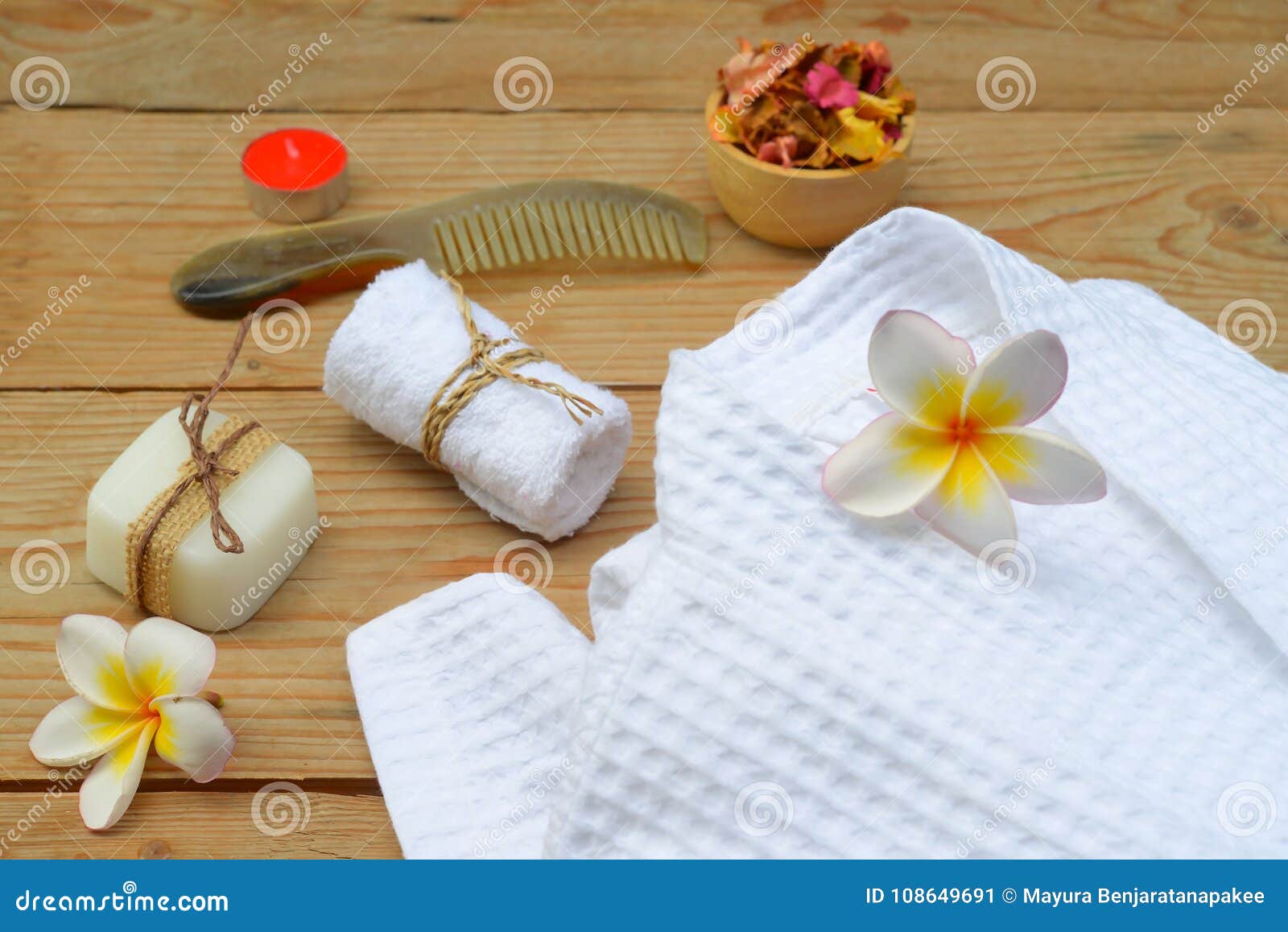 Beautiful spa σύνθεση με το μπουρνούζι και τα εξαρτήματα. Το σαπούνι και loofah η βούρτσα λουτρών μπουρνουζιών σε ξύλινο