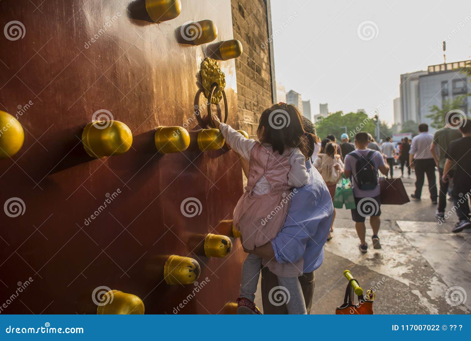 In the Beautiful Sunset, an Old Man Holds the Little Girl, the Little Girl  Touches the Brass Ring on Basalt Editorial Photography - Image of district,  copper: 117007022