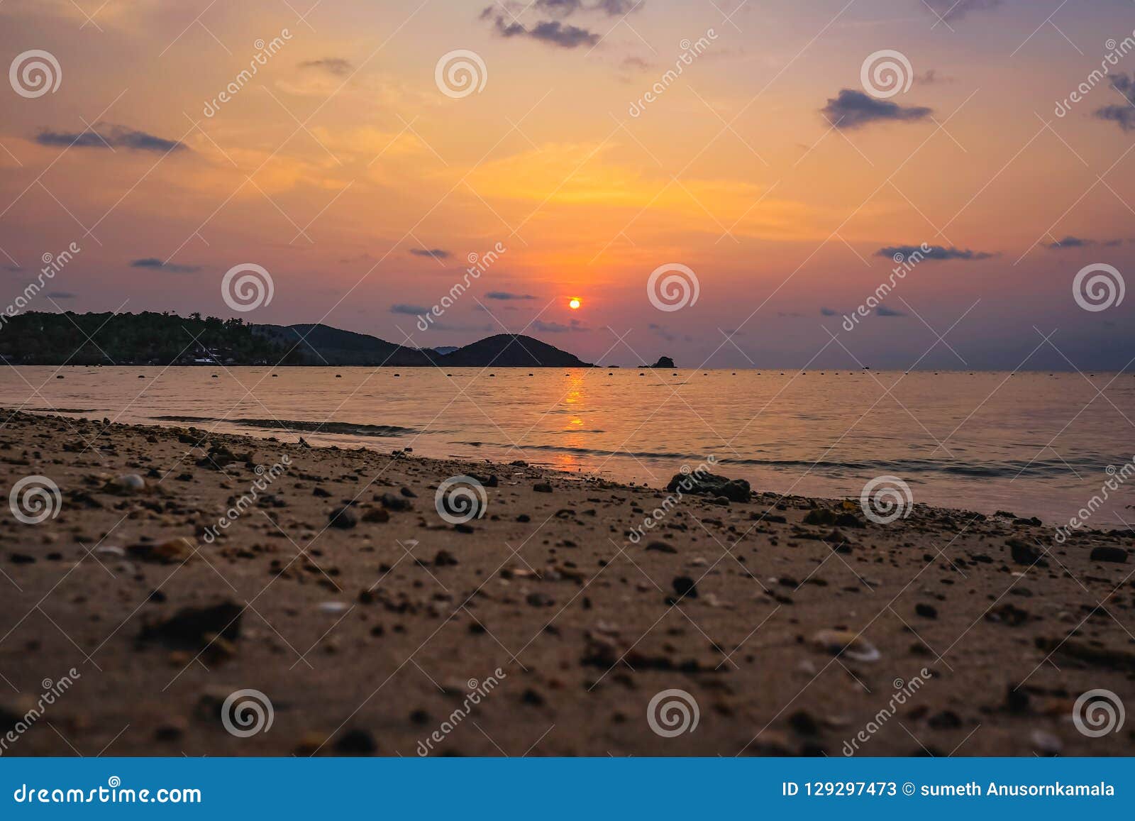 beautiful sunset sky with idyllic ocean in vacation time,