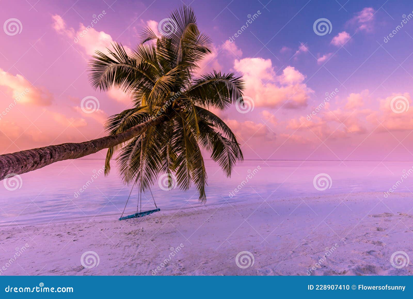 Hình nền Tropical Sunset Beach Landscape thật đặc biệt với dải nắng vàng rực rỡ lung linh trên bầu trời hoàng hôn. Bạn sẽ cảm nhận được sự yên bình và thư thái tột độ khi để mắt nhìn vào hình ảnh này.