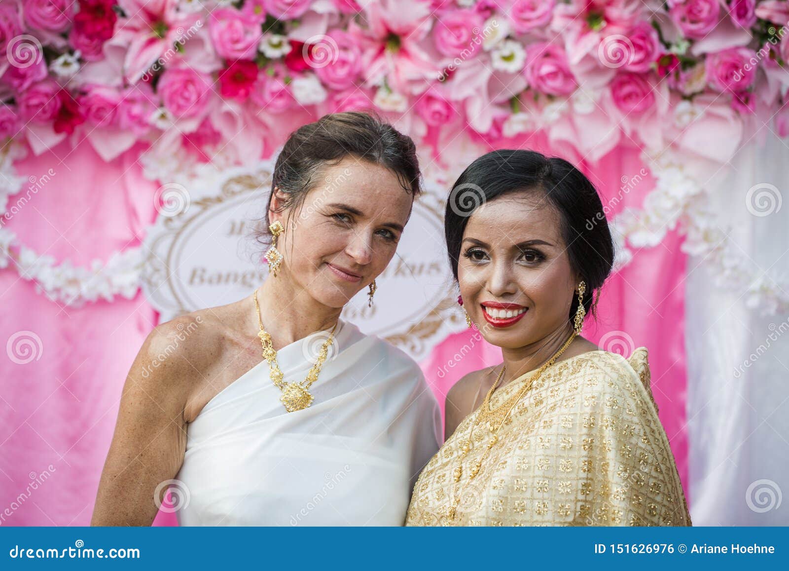 https://thumbs.dreamstime.com/z/beautiful-thai-bride-caucasian-woman-smiling-wedding-day-wearing-typical-buddhism-clothes-151626976.jpg