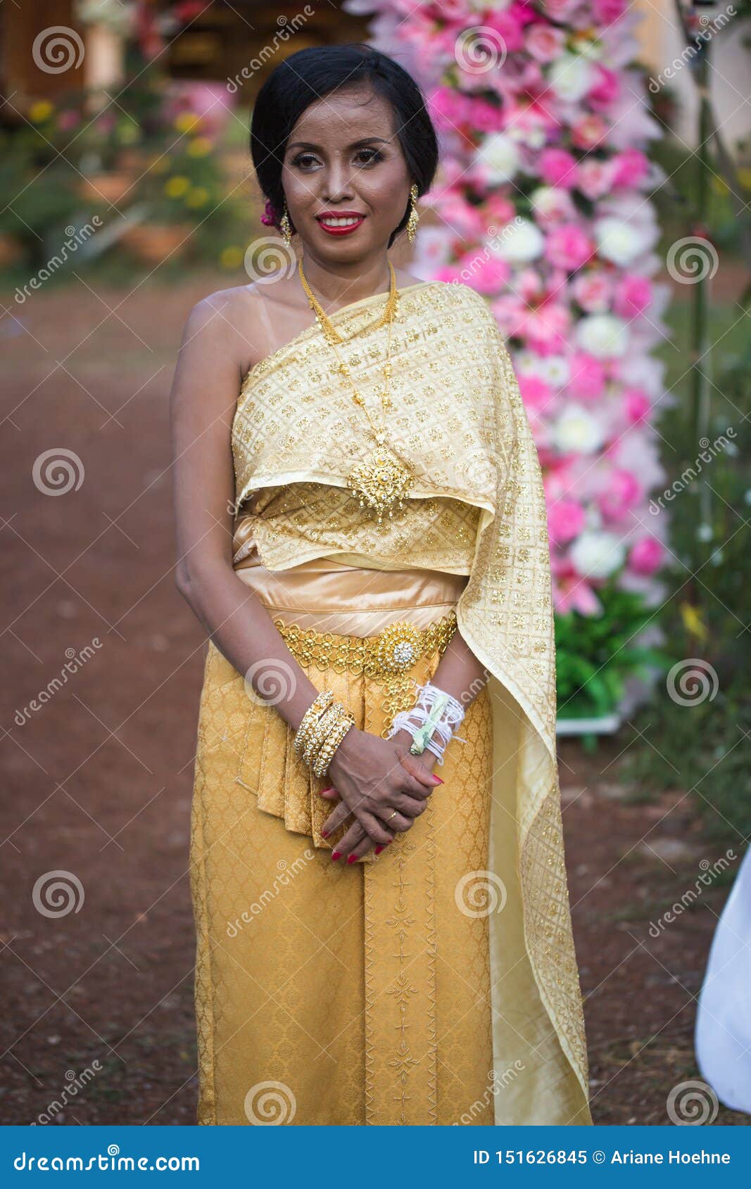 https://thumbs.dreamstime.com/z/beautiful-thai-bride-wedding-day-beautiful-smiling-thai-bride-wedding-day-wearing-typical-buddhism-wedding-151626845.jpg