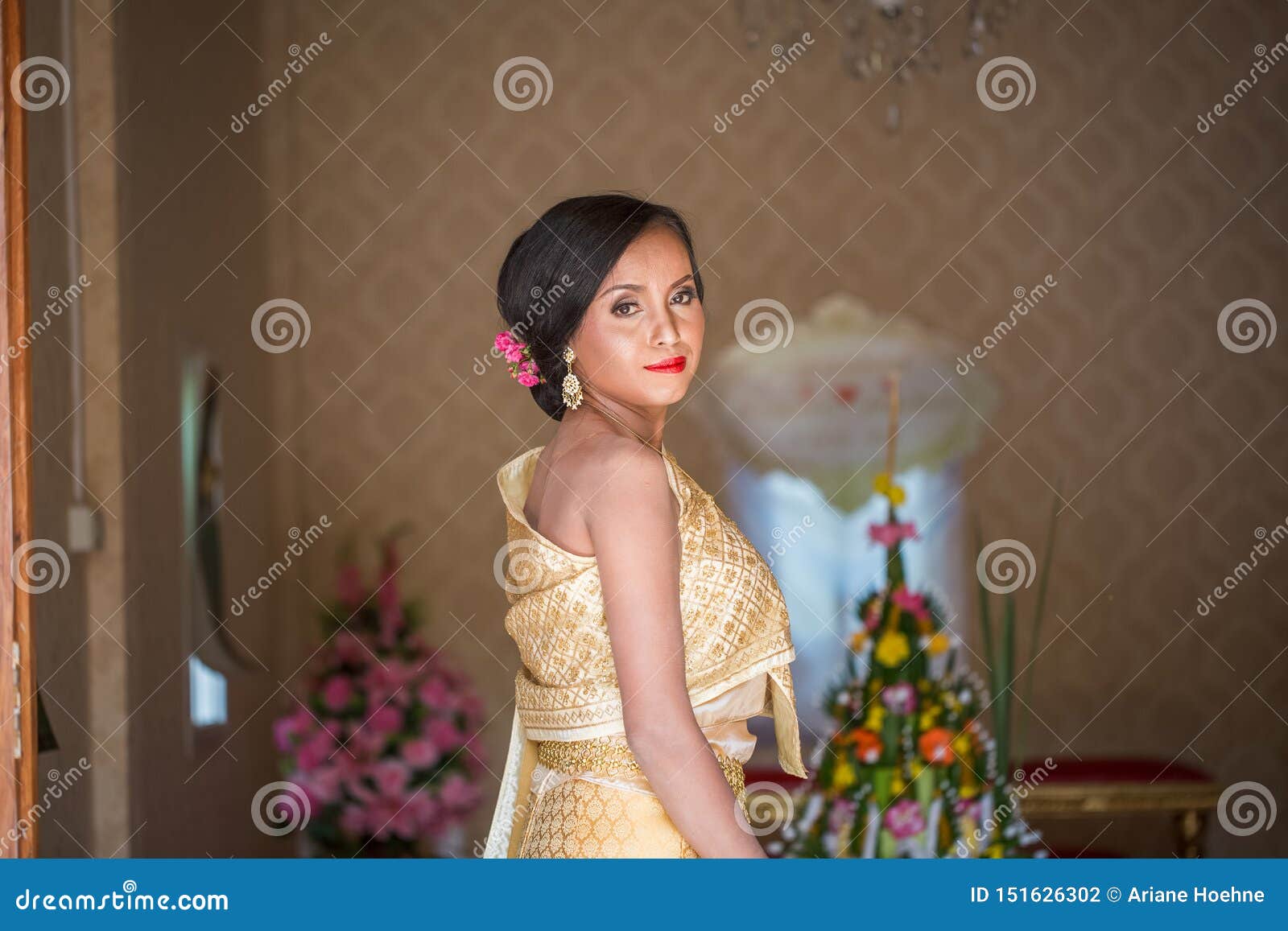 https://thumbs.dreamstime.com/z/beautiful-thai-bride-wedding-day-happy-asian-traditional-costumes-151626302.jpg