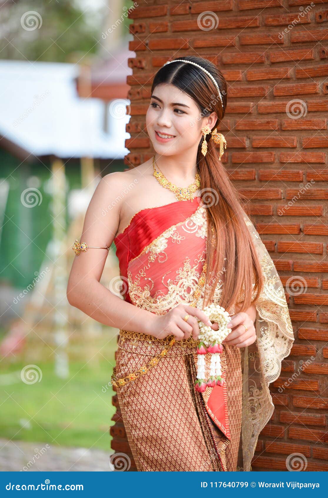 https://thumbs.dreamstime.com/z/beautiful-thai-girl-costume-wearing-bride-dress-asian-woman-traditional-culture-117640799.jpg