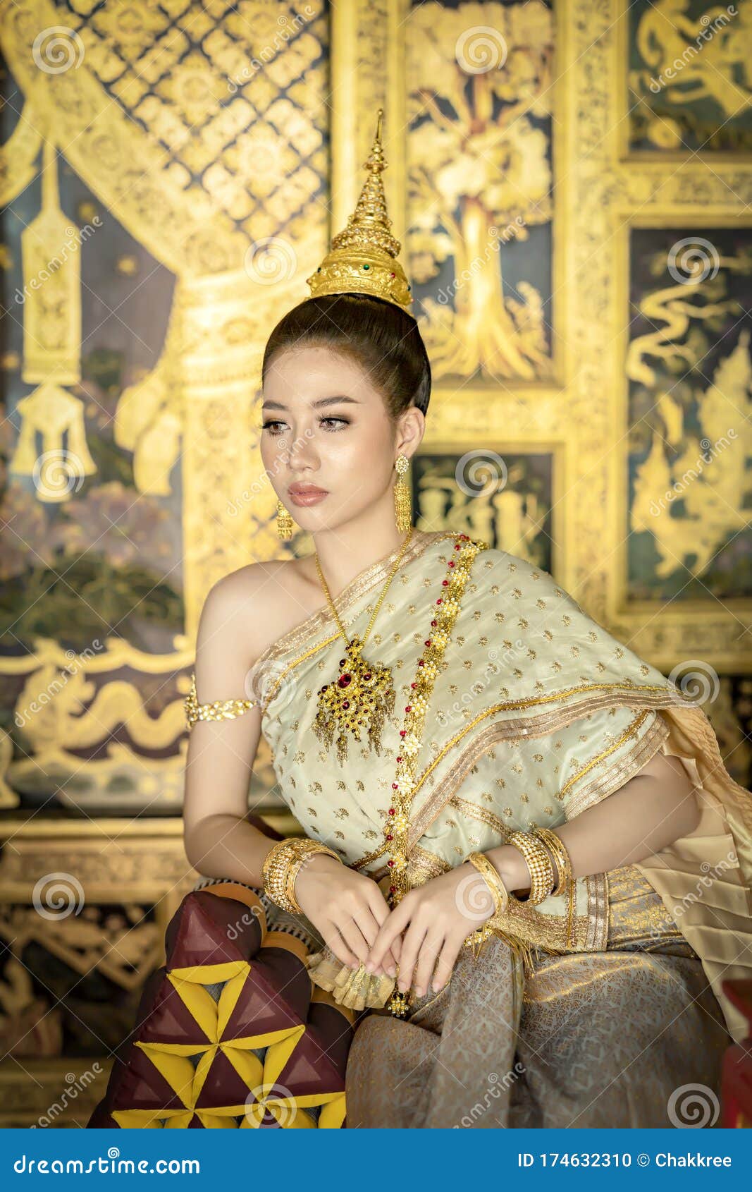 Beautiful Thai Women are Dressing in Traditional Thai National Costumes ...