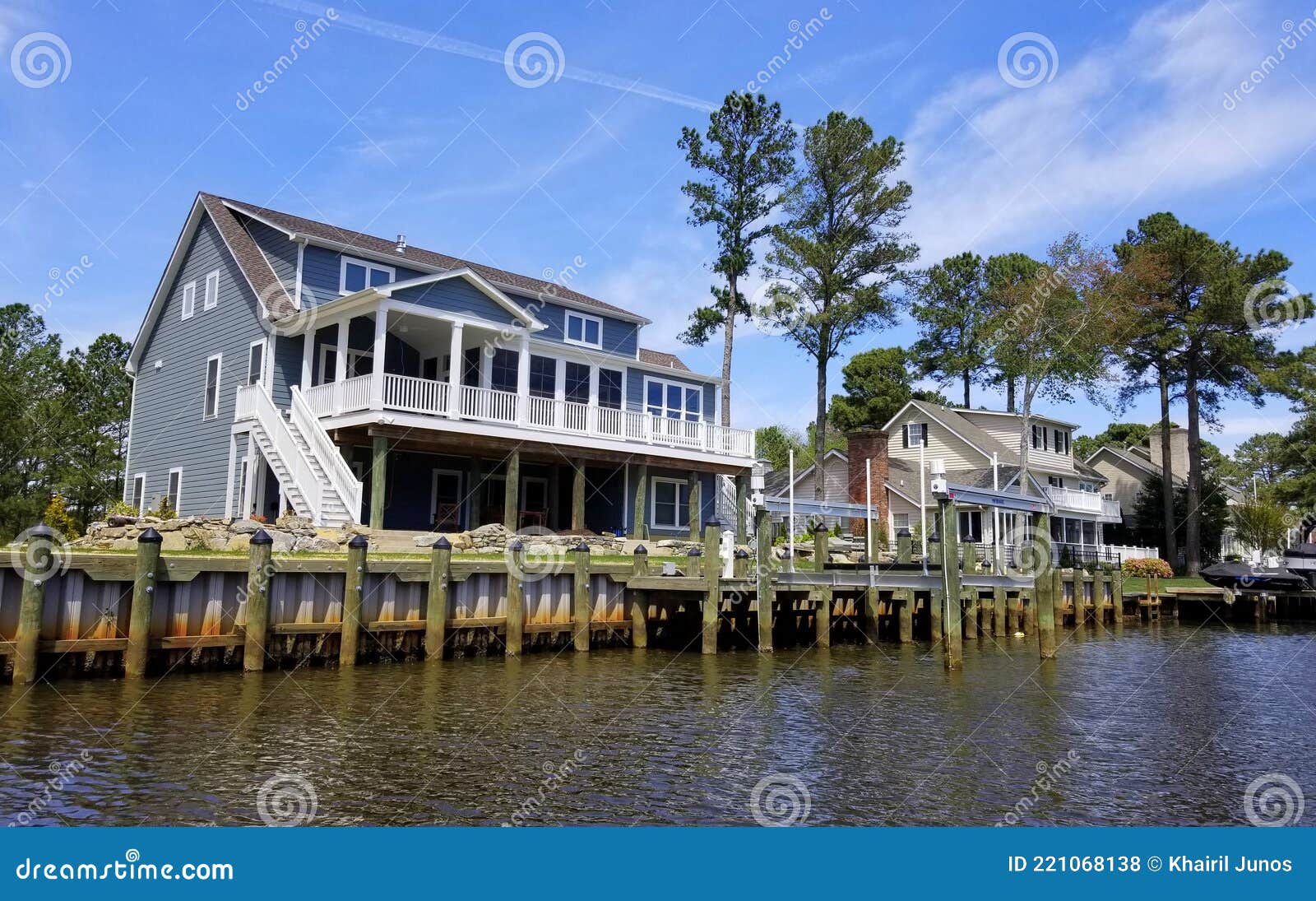 Shoreline Serenity: Waterfront USA Homes for Tranquil Living
