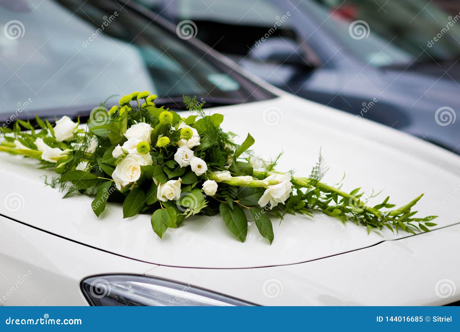 Beautiful Wedding Flowers Car Decoration Stock Image - Image of limousine,  flower: 144016685