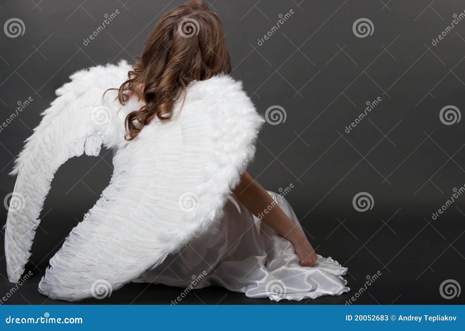 Дайте мне крылья оригинал. Белая накидка Крылья. Белые Крылья костюм. Фотосессия с белыми крыльями в студии. Девушка в белой накидке.