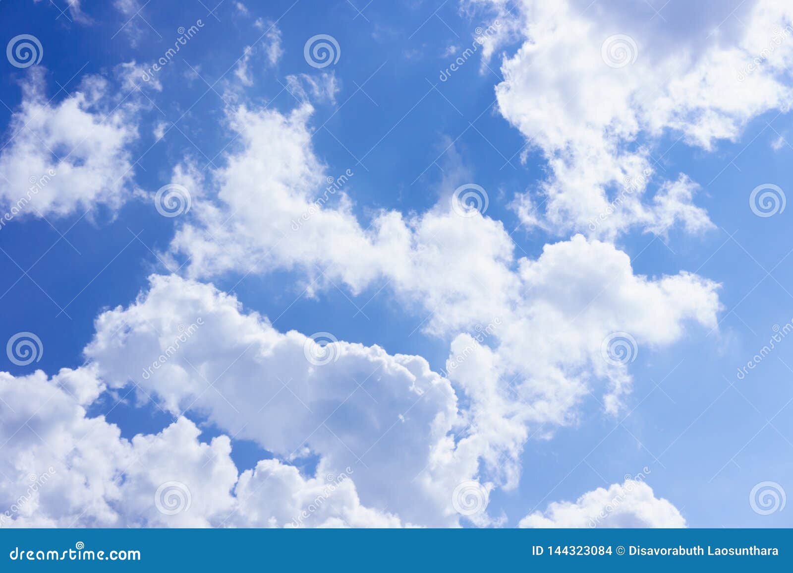 Mây trắng tuyệt đẹp trên bầu trời xanh - Ngày: Đắm mình trong không gian mơ màng, với những tấm hình nền bầu trời xanh rực rỡ và những đám mây trắng xóa tuyệt đẹp. Tận hưởng một ngày tuyệt vời trên trời xanh, tìm kiếm sự yên bình và sự tiếp tục trong cuộc sống!