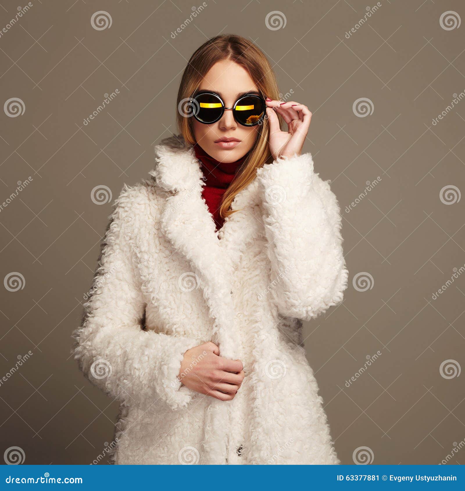 Beautiful winter girl in white fur and sunglasses. winter fashion beauty young woman