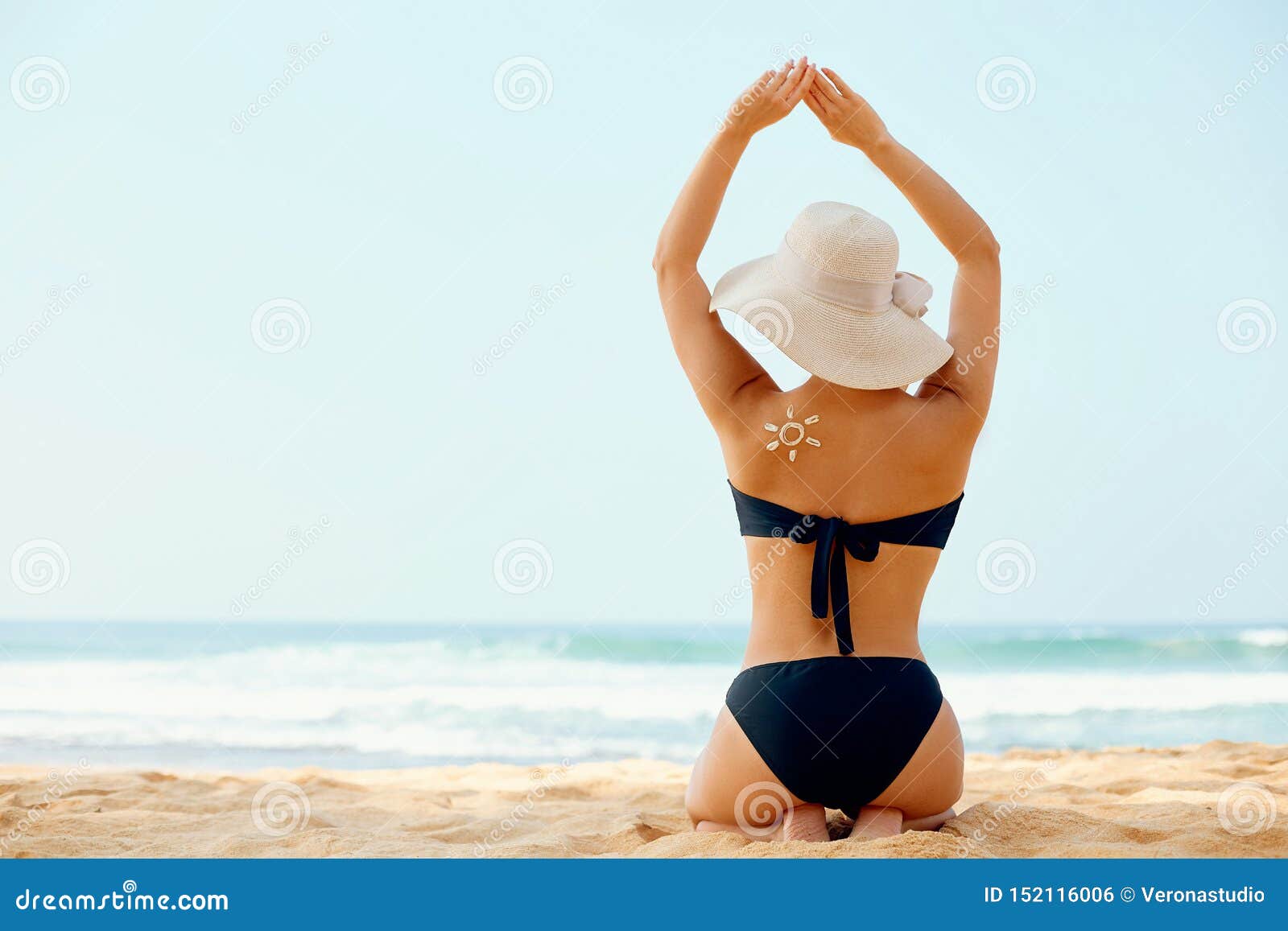 Boost Tulpen Dapperheid Beautiful Woman in Bikini Applying Sun Cream on Tanned Shoulder. Sun  Protection. Skin and Body Care Stock Photo - Image of skin, model: 152116006