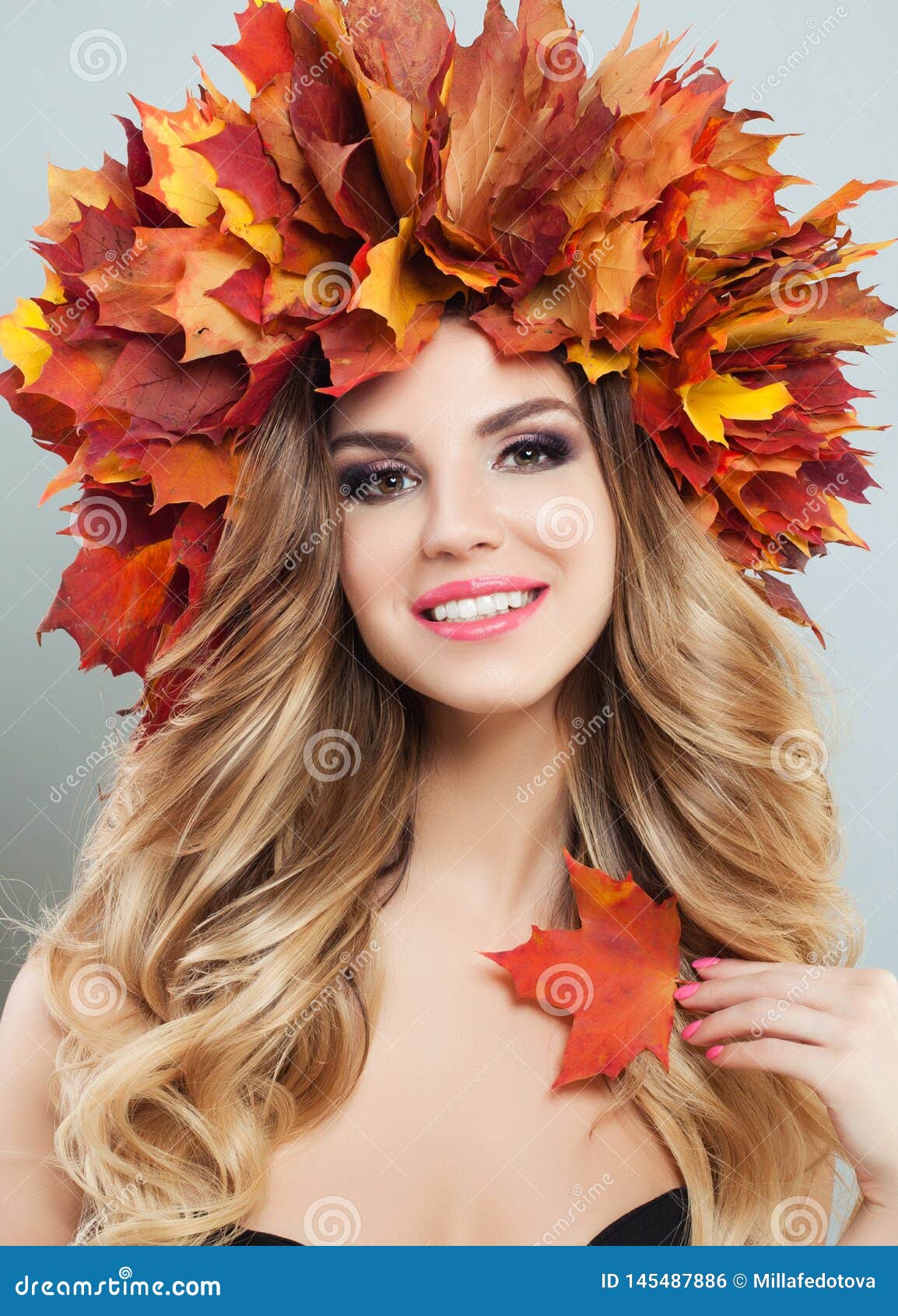 Beautiful Woman with Clear Skin, Healty Curly Hairstyle and Autumn ...