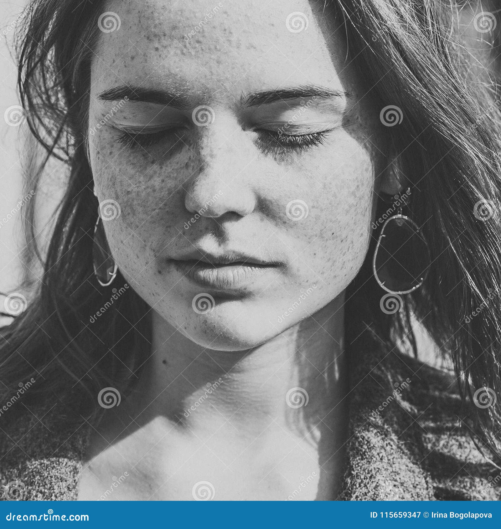 officiel Betydelig Bytte Beautiful Woman Face Portrait Freckles Street City Fashion Nature Black and  White Film Effect Stock Image - Image of jewelry, life: 115659347