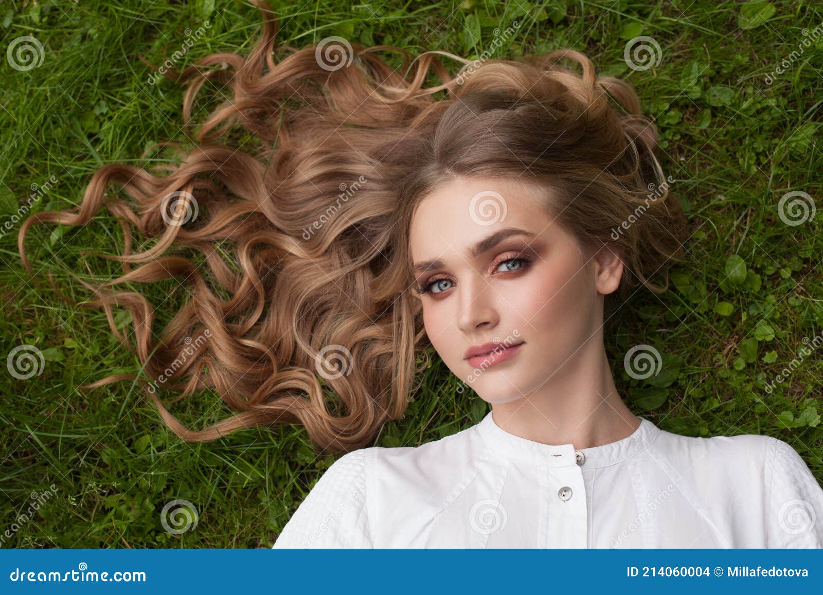 Glamorous Blonde Woman with Perfect Hair - wide 9