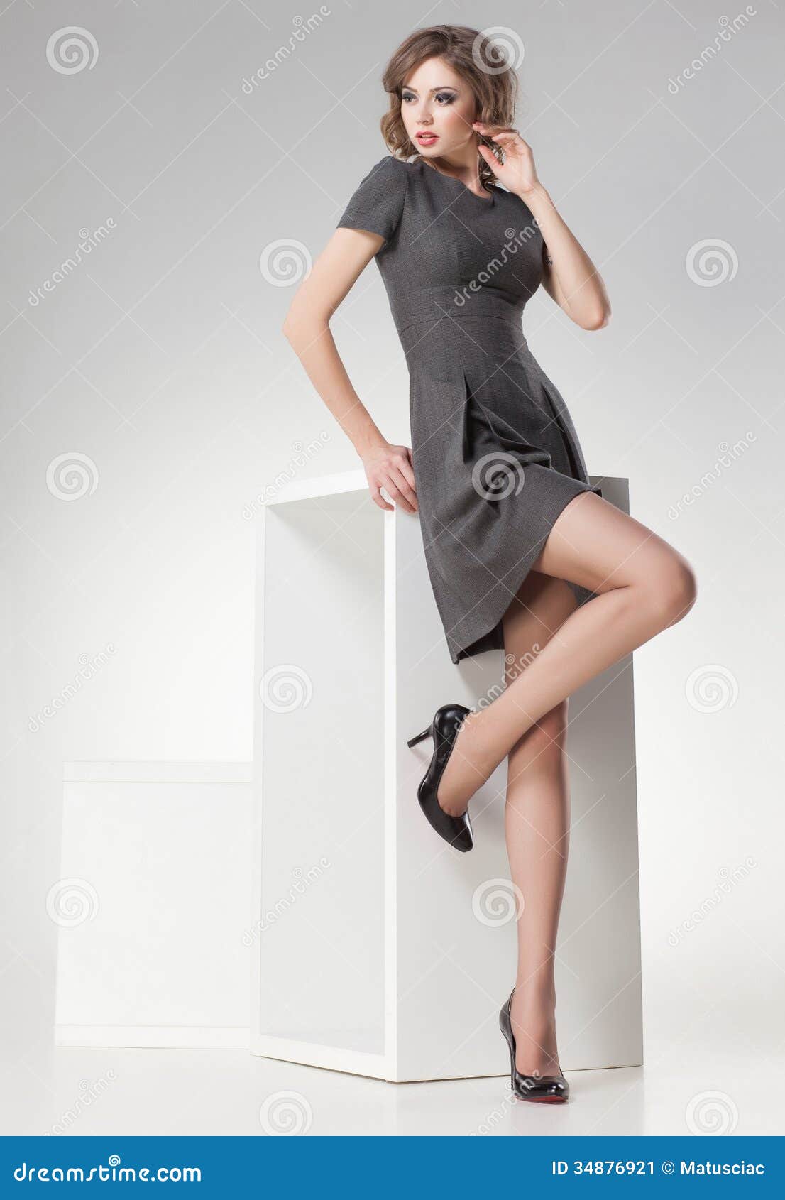 https://thumbs.dreamstime.com/z/beautiful-woman-long-sexy-legs-dressed-retro-elegant-posing-studio-full-body-34876921.jpg