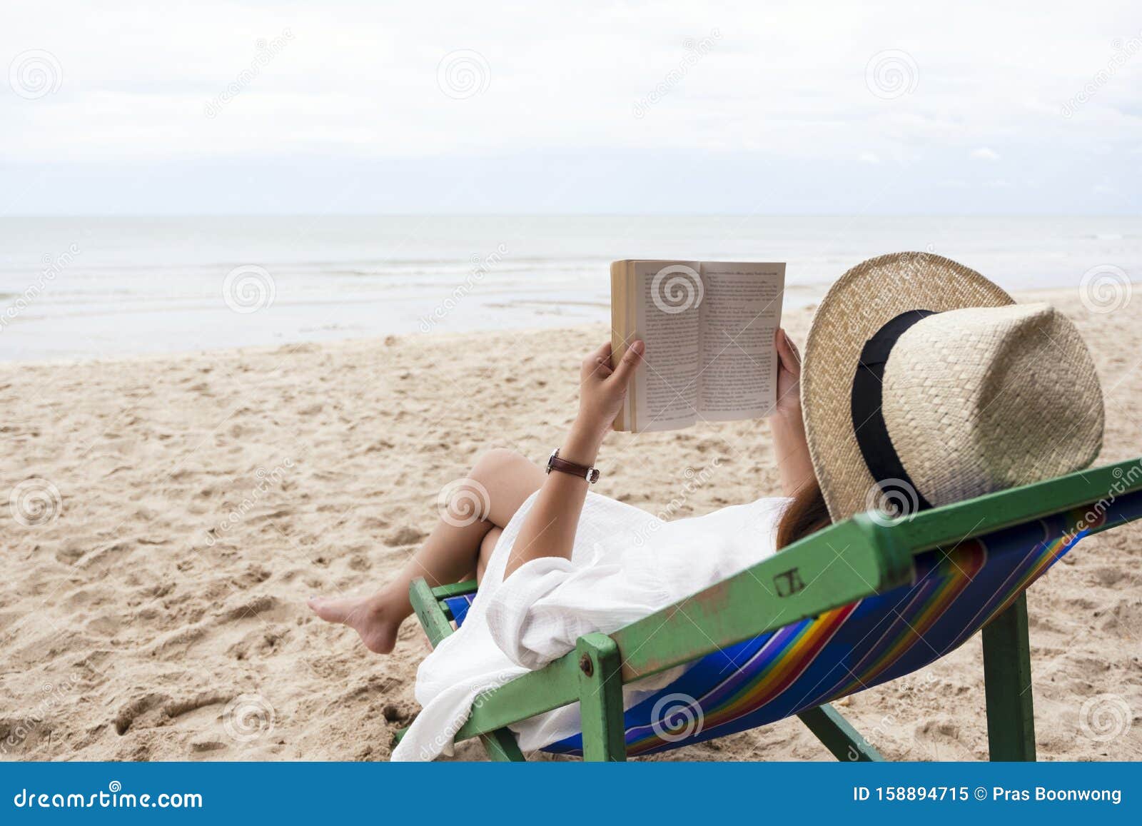 Creatice Lying On A Beach Chair with Simple Decor