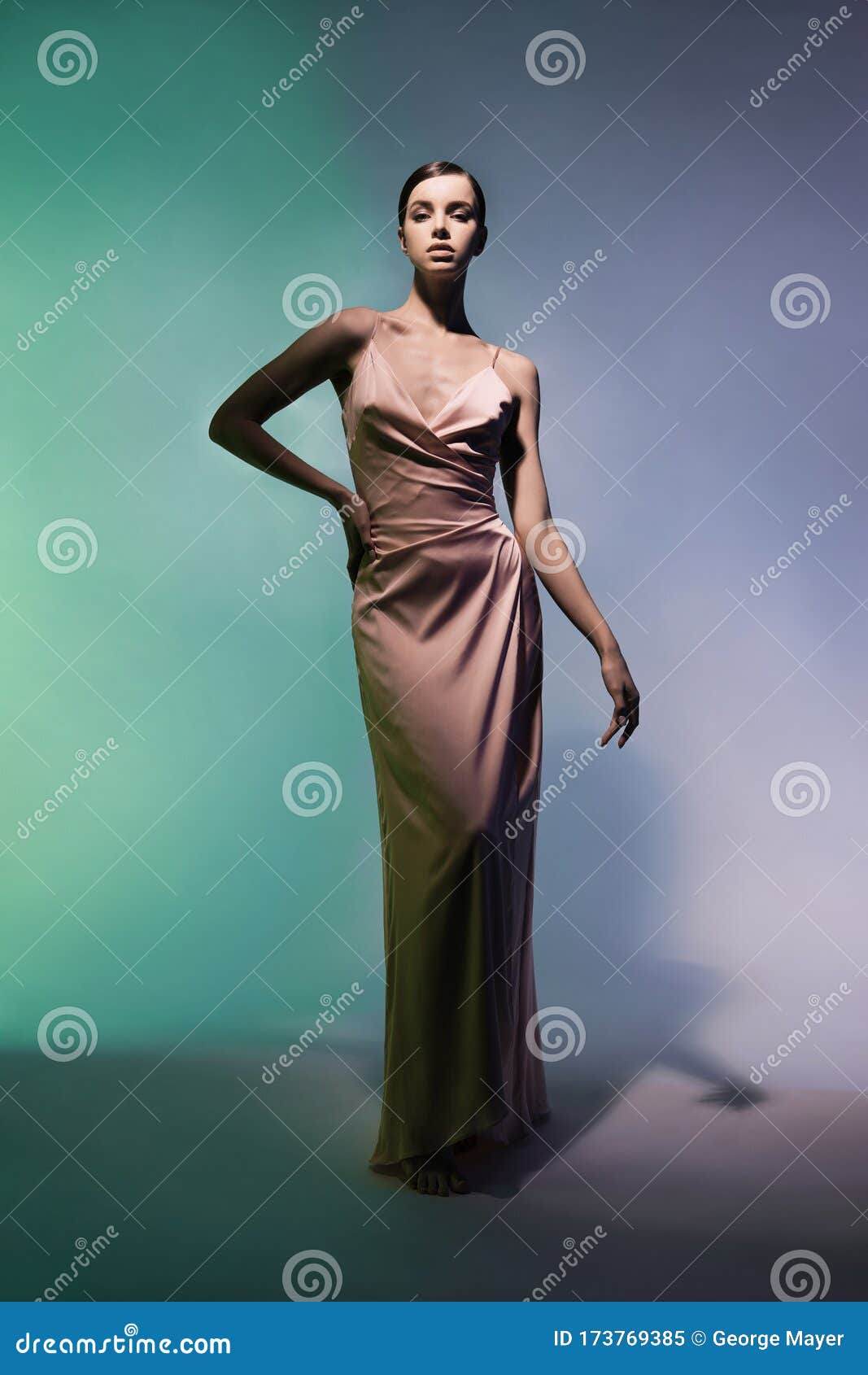 Fashion Outdoor Photo Beautiful Young Woman Dark Hair Luxurious Evening —  Stock Photo © DariYad #198685742