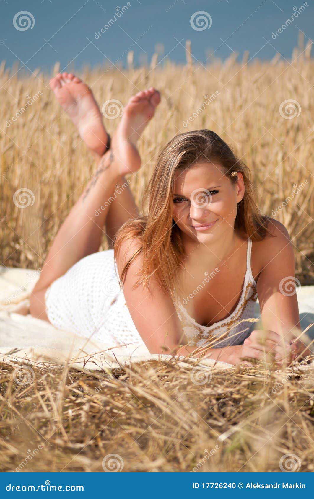 https://thumbs.dreamstime.com/z/beautiful-woman-posing-wheat-field-picnic-17726240.jpg