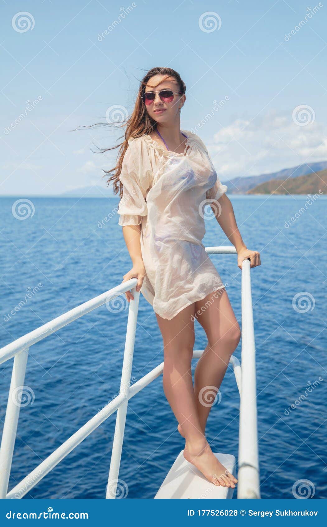 yacht photo pose