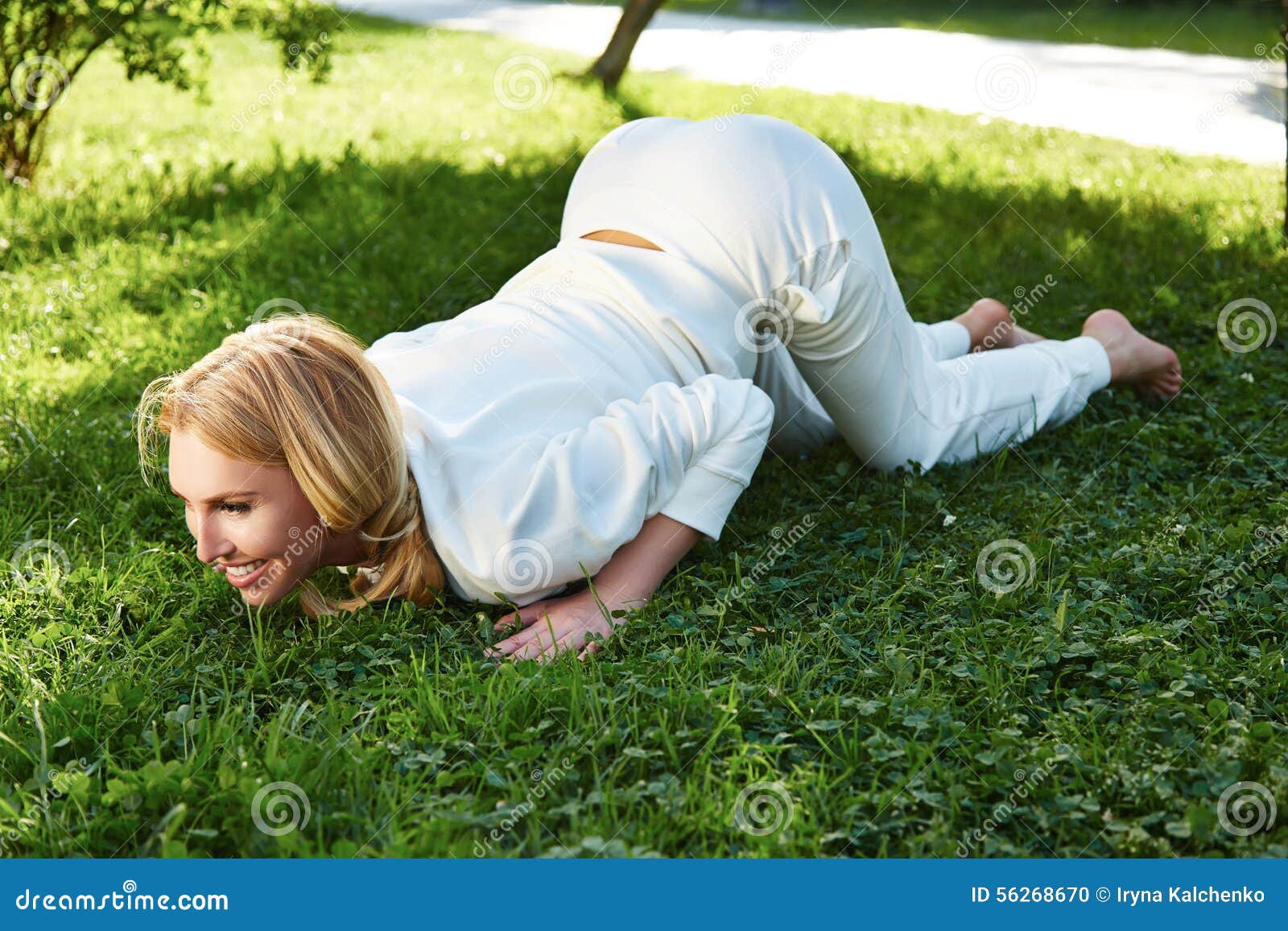 un salut du sud ouest Beautiful-woman-sport-gymnastics-green-park-nature-summer-smile-young-sexy-blonde-girl-make-up-walks-doing-exercises-56268670