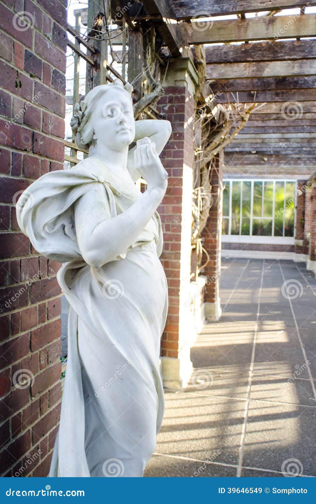 Beautiful woman statue stock image. Image of lady, monuments 39646549