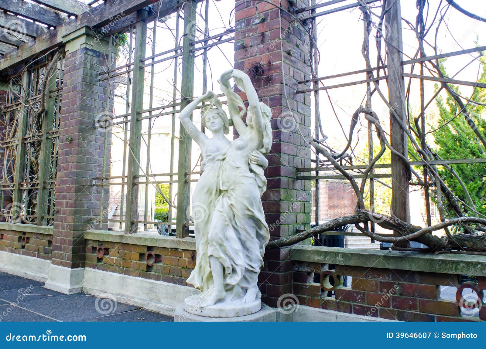 Beautiful woman statue stock image. Image of women, garden 39646607