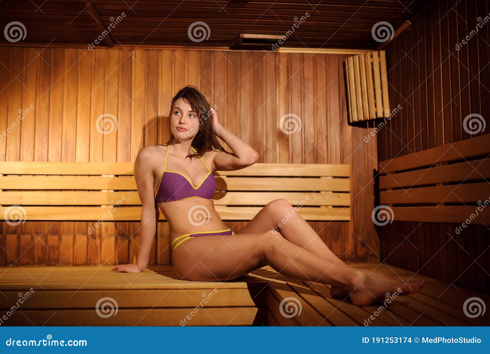 rijkdom klok Ver weg Beautiful Woman Wearing a Swimsuit in a Wooden Sauna Stock Photo - Image of  relax, treatment: 191253174