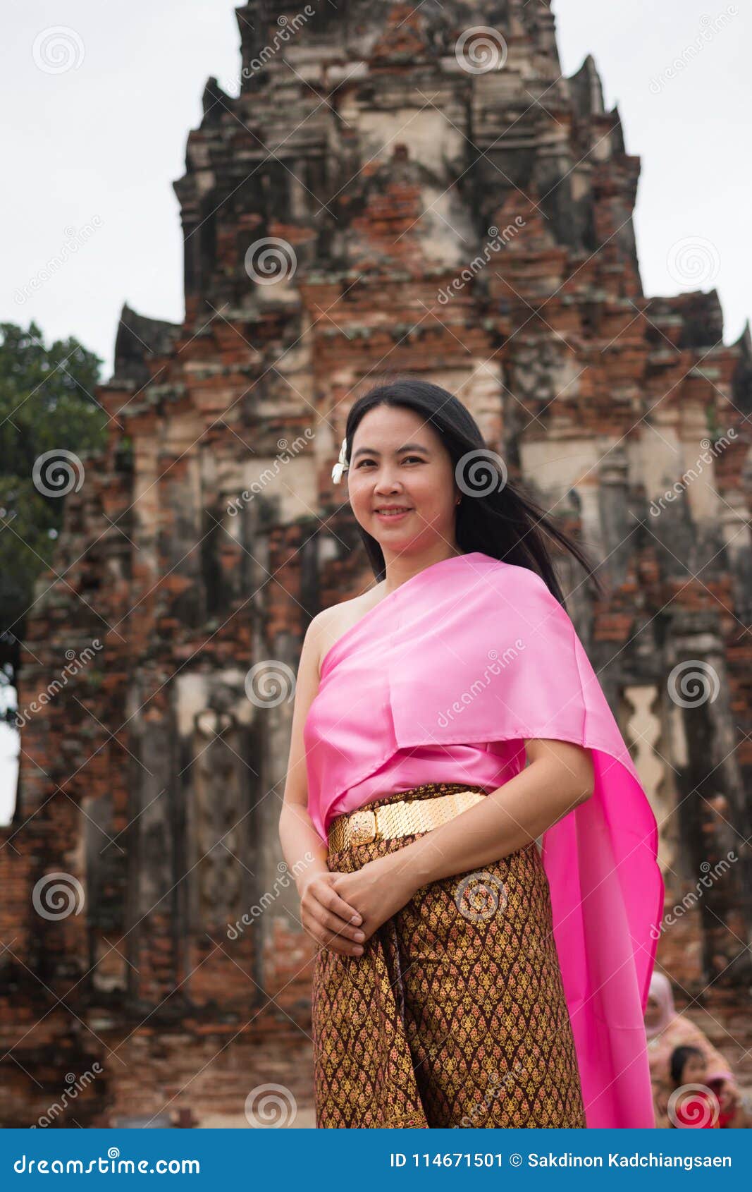 https://thumbs.dreamstime.com/z/beautiful-woman-wearing-thai-dress-ancient-temple-thailand-beautiful-women-wearing-thai-dress-ancient-temple-114671501.jpg