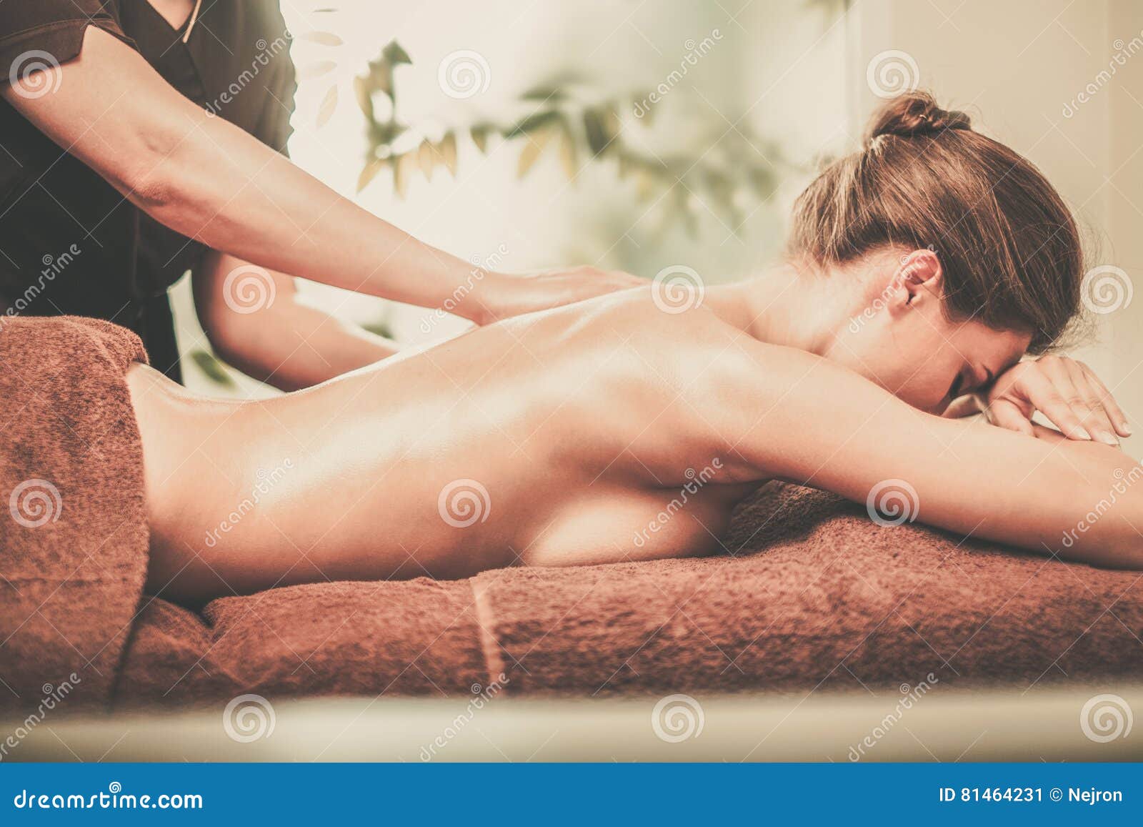 Страстная брюнетка наслаждается сексом после массажа