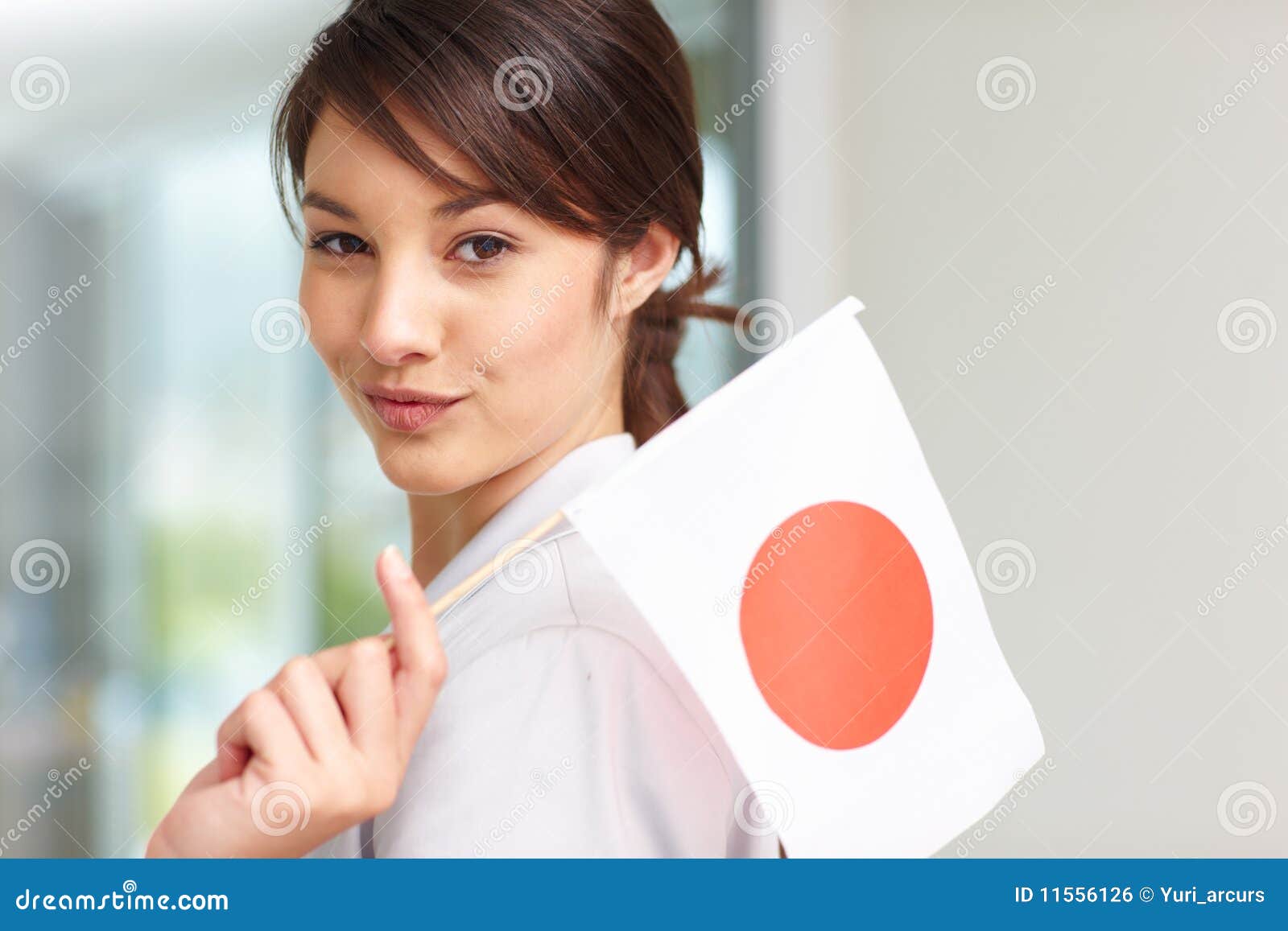 Язык сан. Японский язык фото. Японцы с флагом Японии. Японцы обращаются Сан. Японцы Япония флаг работа.
