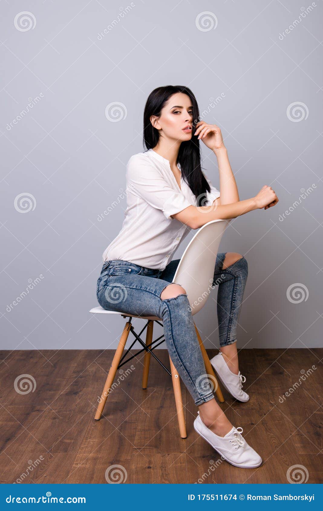 Girl sitting on chair posing hi-res stock photography and images - Alamy