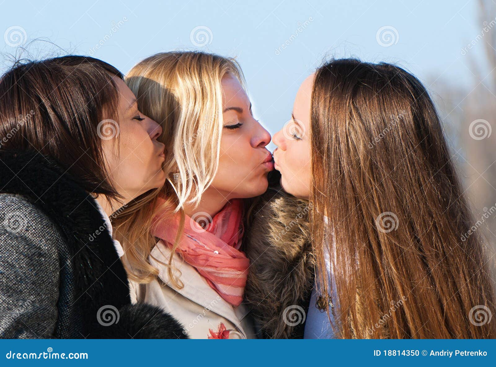 Women Kissing Women Pics