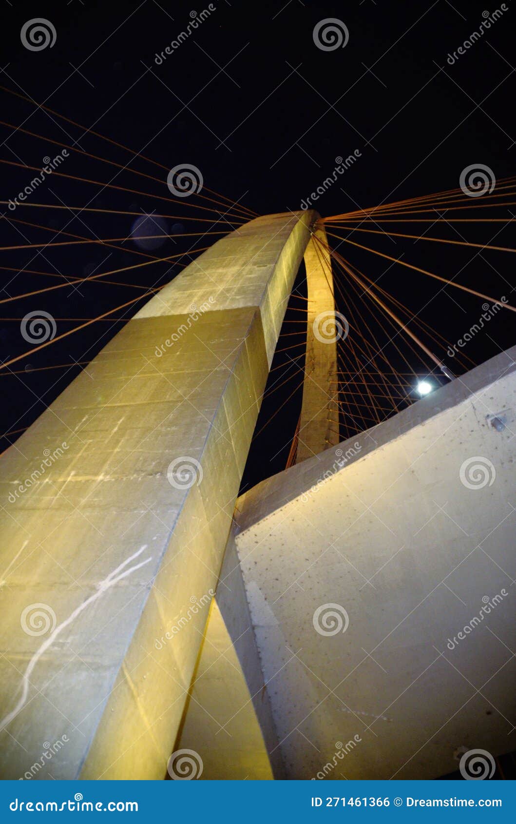 beauty of the arco da inovaÃ§Ã£o taiada bridge and its lighting