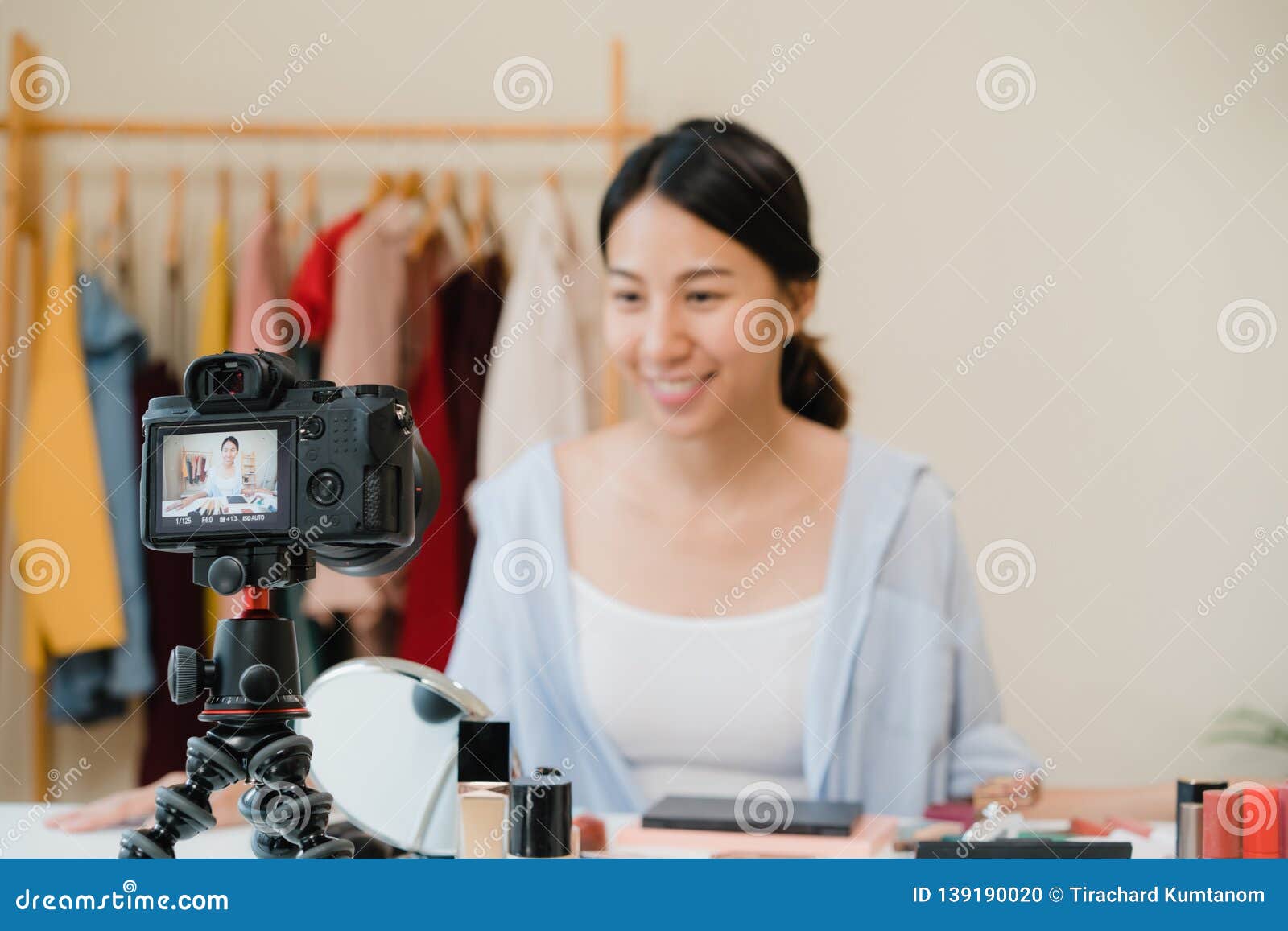 Iets bladeren De Alpen Beauty Blogger Present Beauty Cosmetics Sitting in Front Camera for  Recording Video. Stock Photo - Image of accessories, front: 139190020