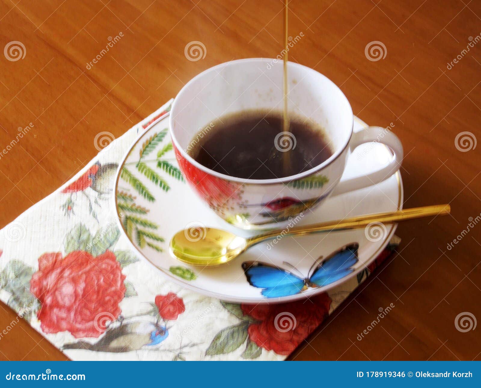 beauty coffeecup standing on wooden table with dark tasty coffee