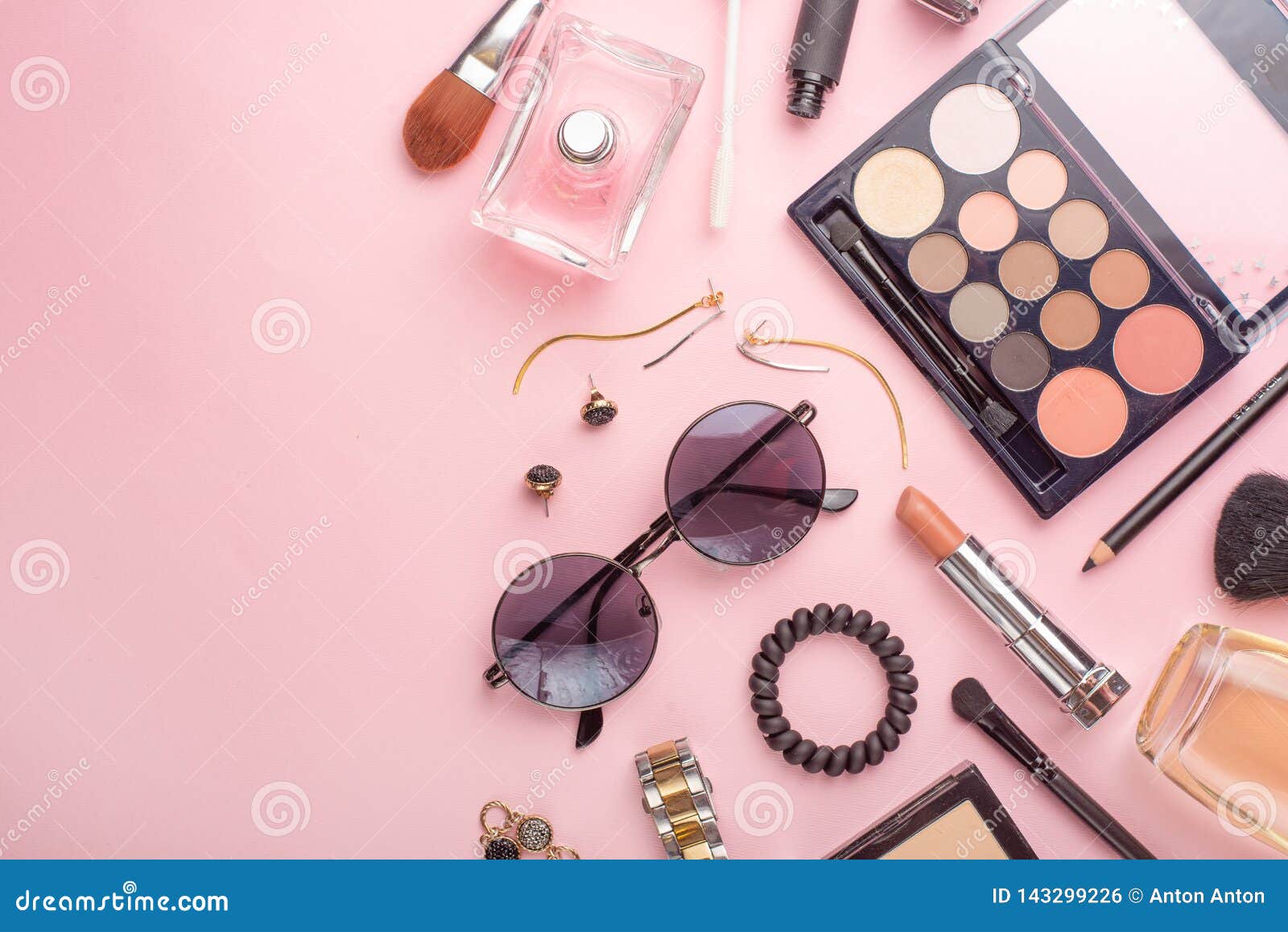 Make-up Accessories: Bạn là một chuyên gia trang điểm chuyên nghiệp hoặc chỉ đơn giản là một tín đồ của làm đẹp, những phụ kiện trang điểm vẫn là một phần quan trọng trong bộ sưu tập của bạn. Hãy truy cập để xem các loại phụ kiện trang điểm tốt nhất và có thể giúp bạn trở nên hoàn hảo hơn cho bất kỳ dịp nào.