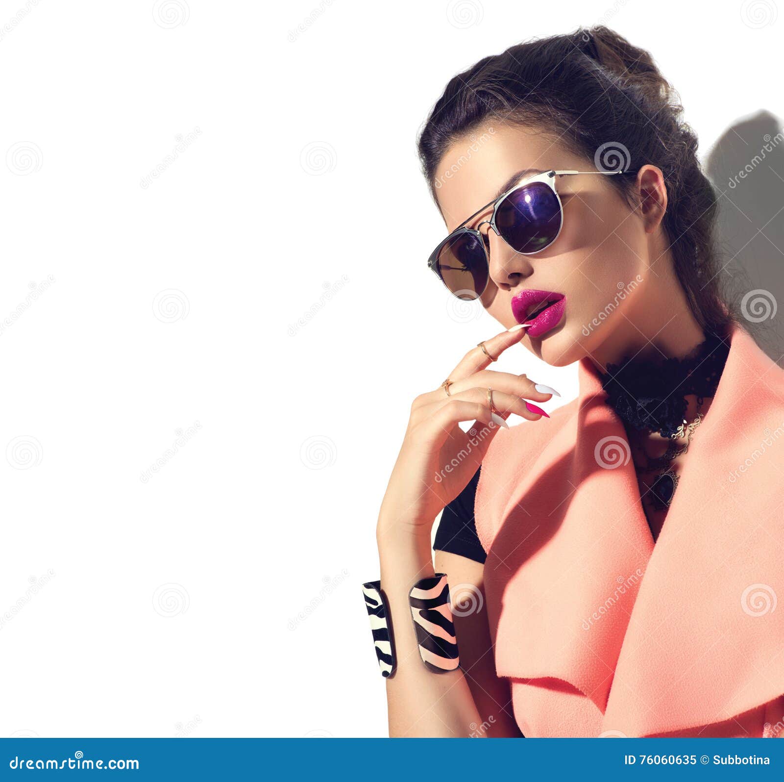 udobnost, izazov - Page 16 Beauty-fashion-model-girl-wearing-stylish-sunglasses-brown-hair-76060635