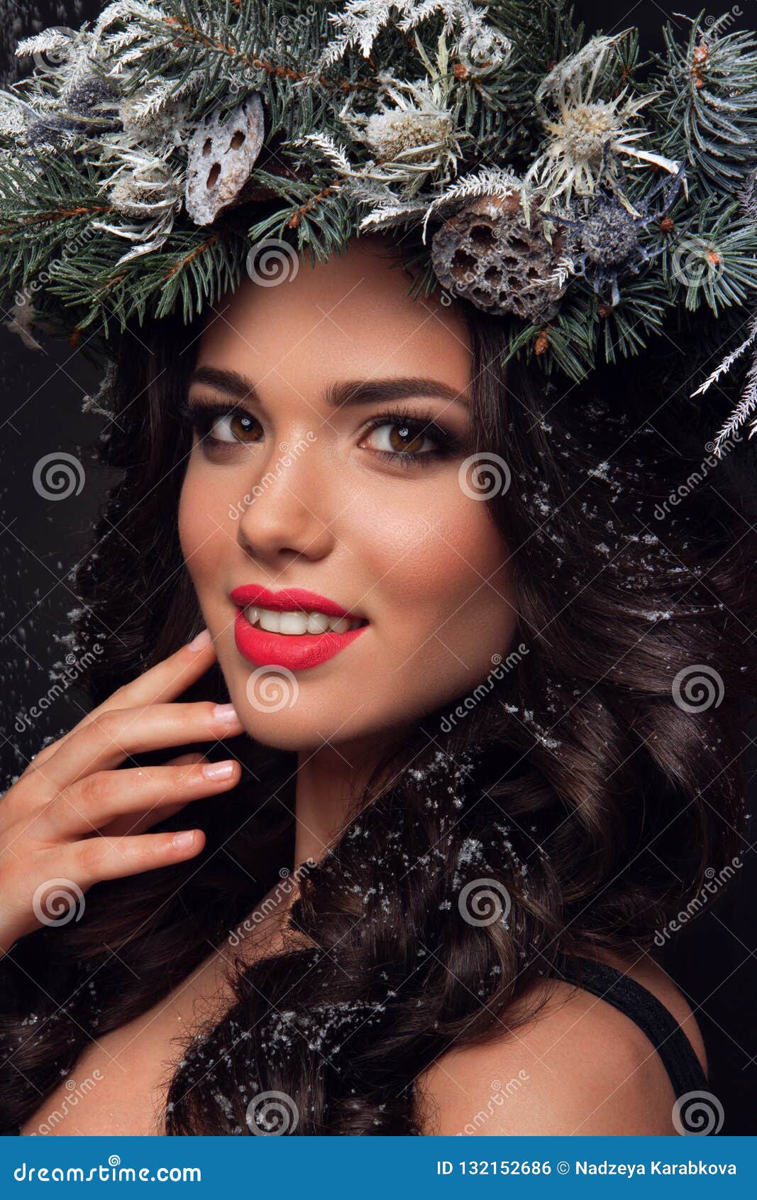 Beauty Fashion Model Over Holiday. Beautiful Girl with Winter Wreath ...