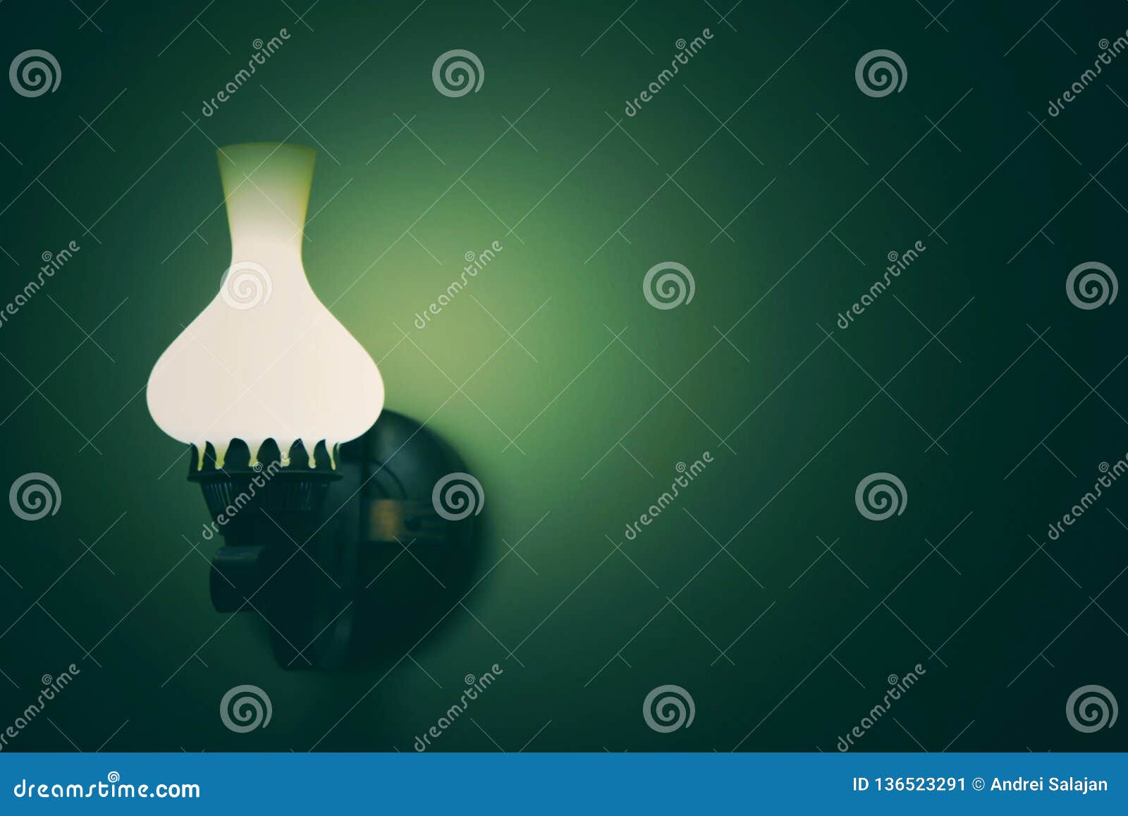 A beauty lamp and green background